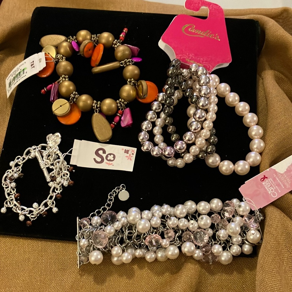 New seven piece lot of ladies, assorted bracelets, beautiful jewelry